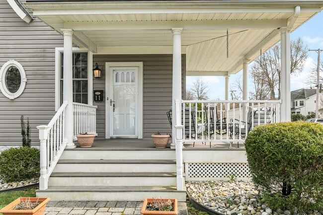 Building Photo - 11 Lakeside Ave