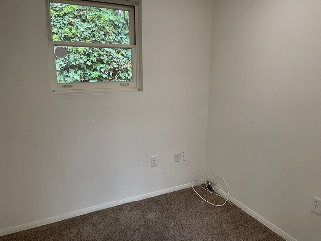 Building Photo - Charming 3 Bedroom 2 Bath Single Family Ho...
