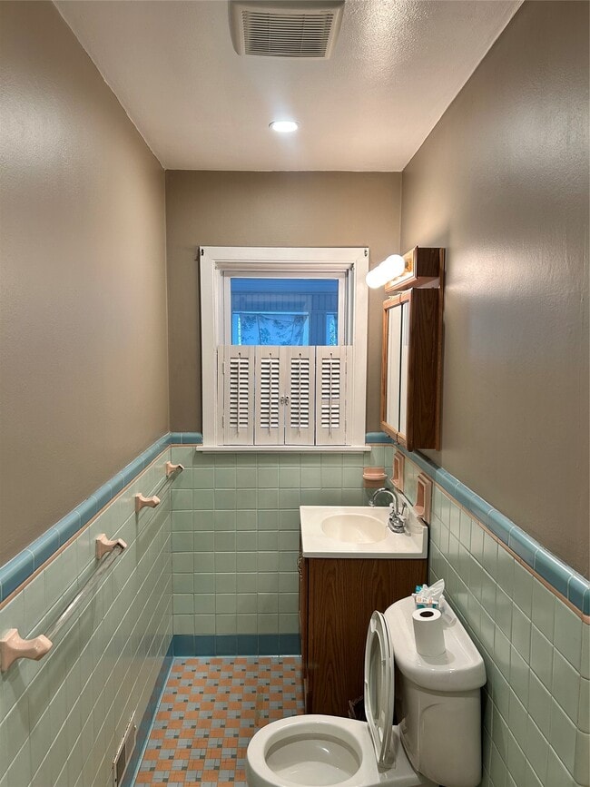 Building Photo - 74 Matthews St