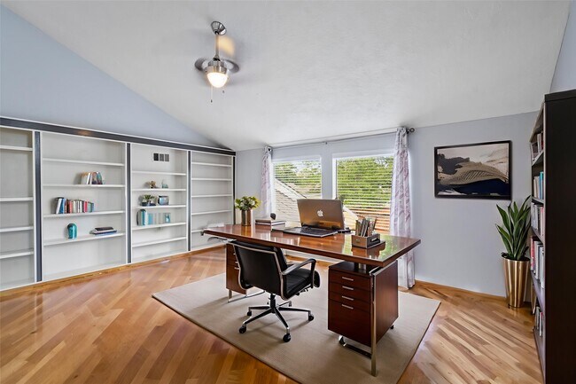 Building Photo - 707 Center Hill Dr