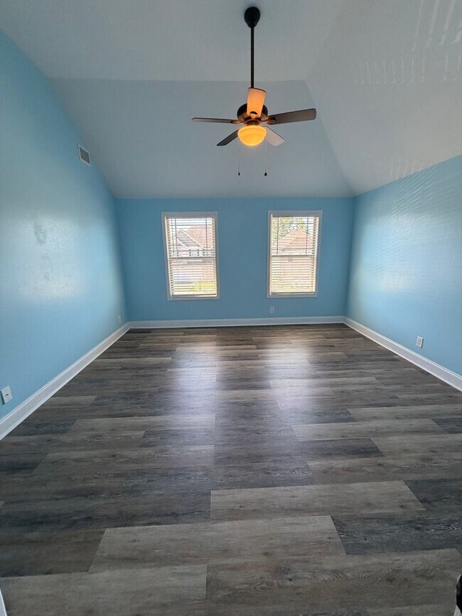 Building Photo - Large 4 Bedroom 2 1/2 Bath Pet Friendly Home For Rent!