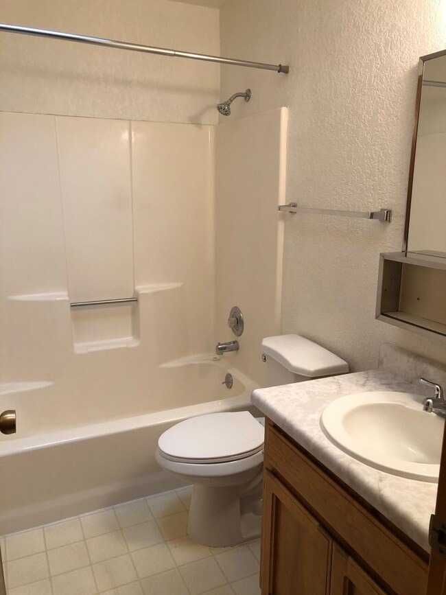 Building Photo - Cute 2 Bedroom Home w/ Garage Near Golf Co...