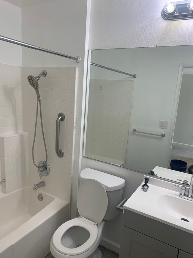 Building Photo - Lakeshore 6E