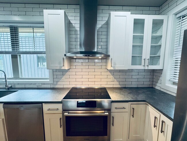 Building Photo - West AVL - Spacious, Beautiful Modern Home