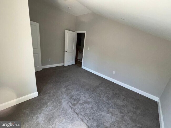 Building Photo - 5543 Ridge Ave