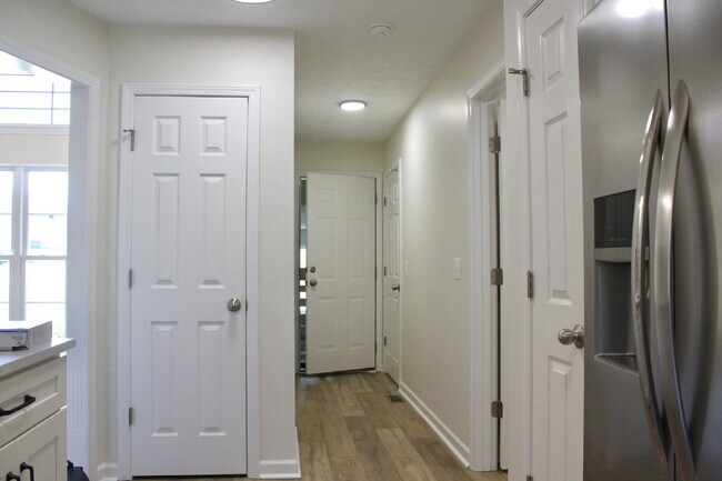 Building Photo - Stunning Move-In Ready Home in Hendersonville – Minutes from Old Hickory Lake!