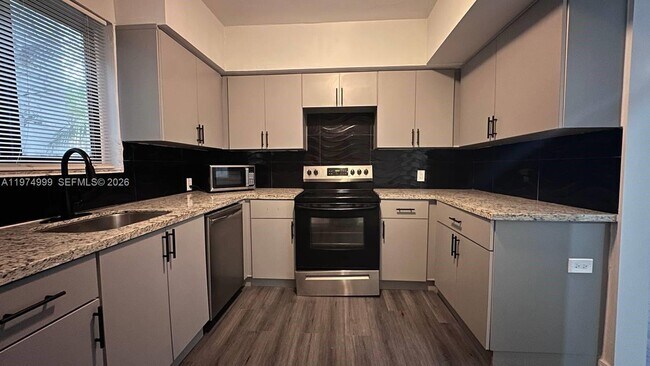 Building Photo - 320 SW 29th Rd