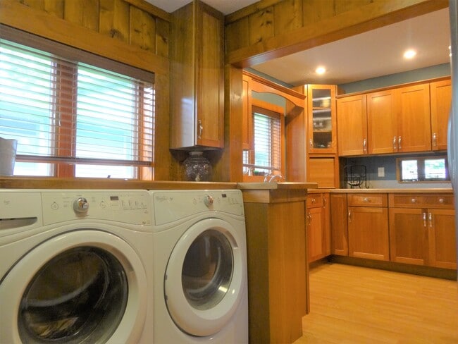 Building Photo - 7560 N Shore Circle North