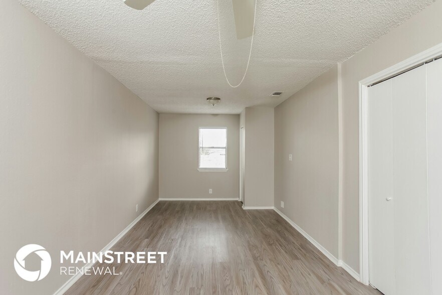 Building Photo - 9054 Chinon