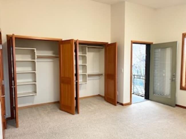 Building Photo - AUGUST RENT FREE with LIMITED SHOWINGS AVAILABLE on July 25th! - Gorgeous Townhome Style Condomin...