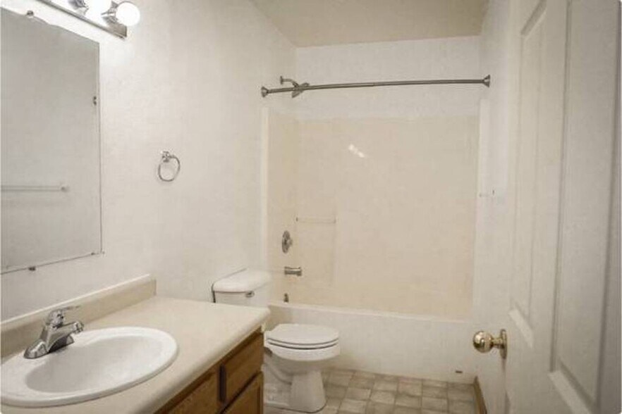 Full Bath - 414 W Babcock St, Unit 1