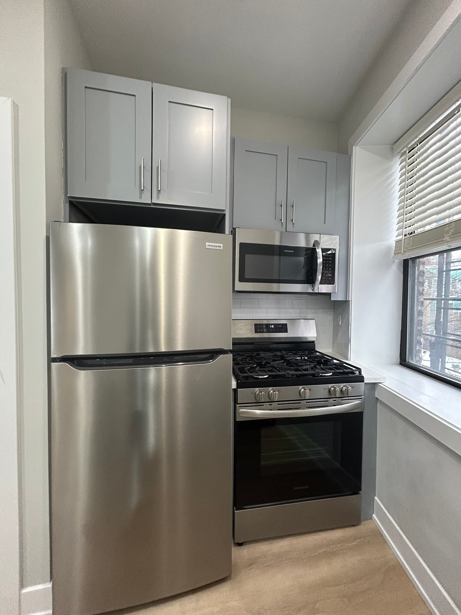 Building Photo - 423 W Belden Ave