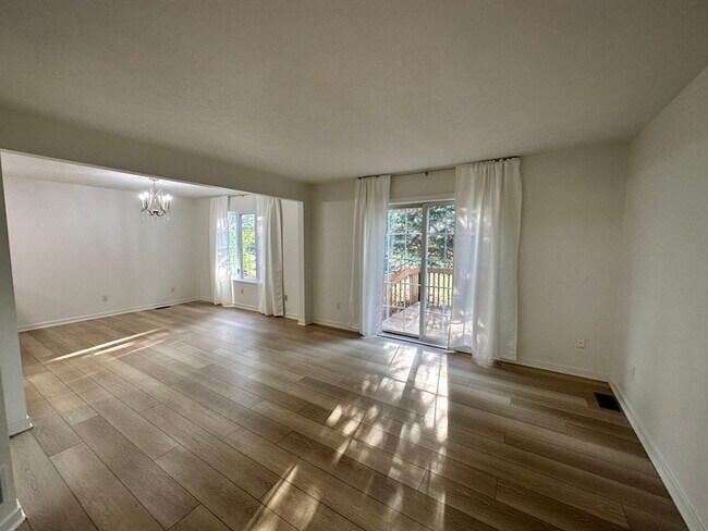 Building Photo - Grandville Condo 3 Bedroom and 2.5 Bathrooms