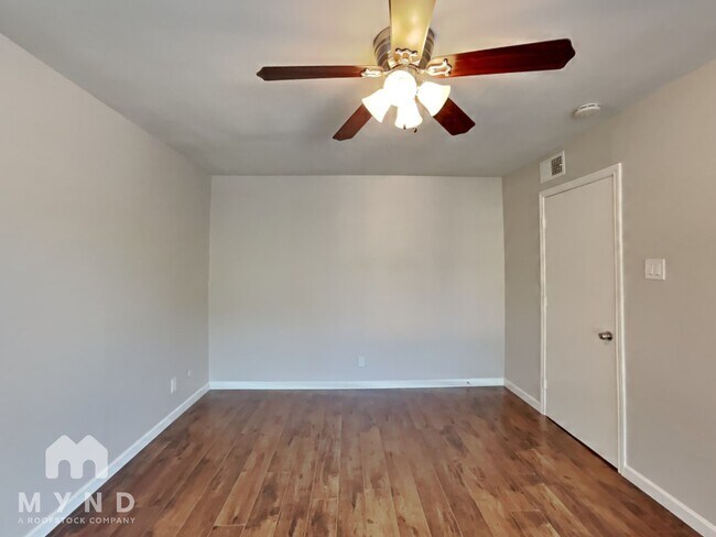 Building Photo - 7525 Holly Hill Dr