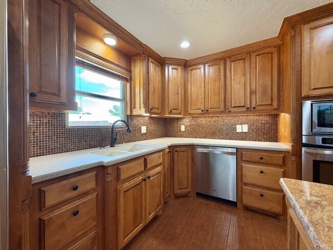 Building Photo - 6933 NW Eisenhower Dr