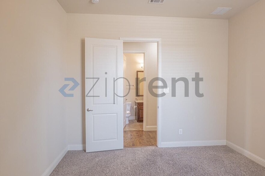 Building Photo - Unit
