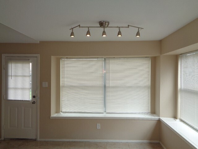 Building Photo - 16318 Leamington Ln