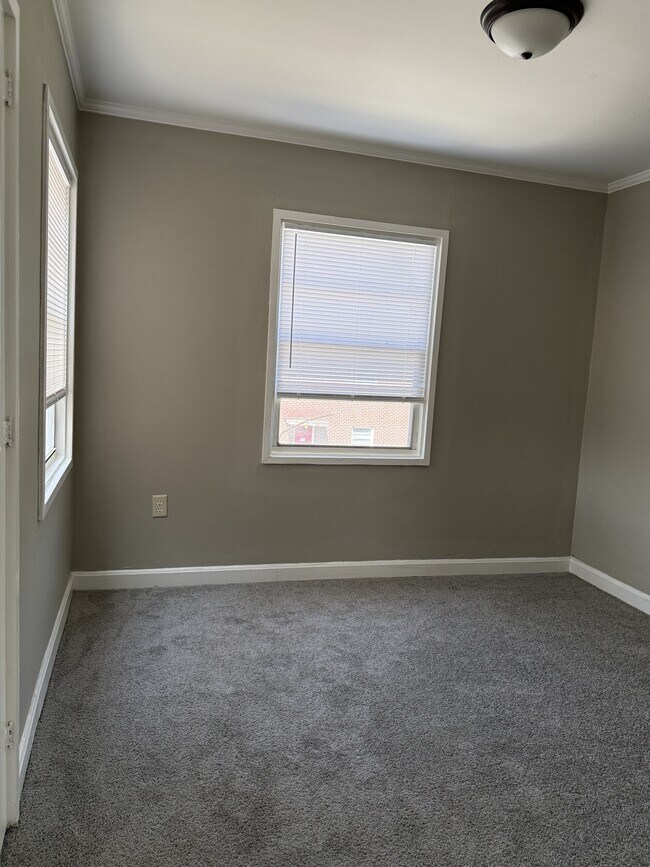 Building Photo - 127 Crestview Dr