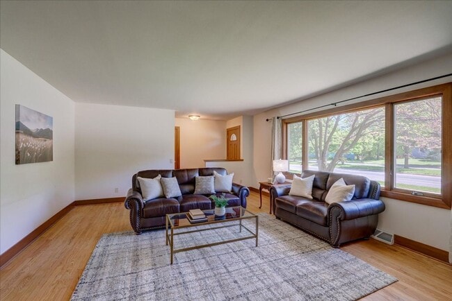 Building Photo - Move in Ready Hill Farms Ranch!
