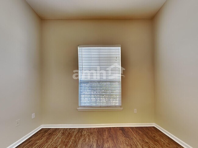 Building Photo - 632 E Red House Branch Rd