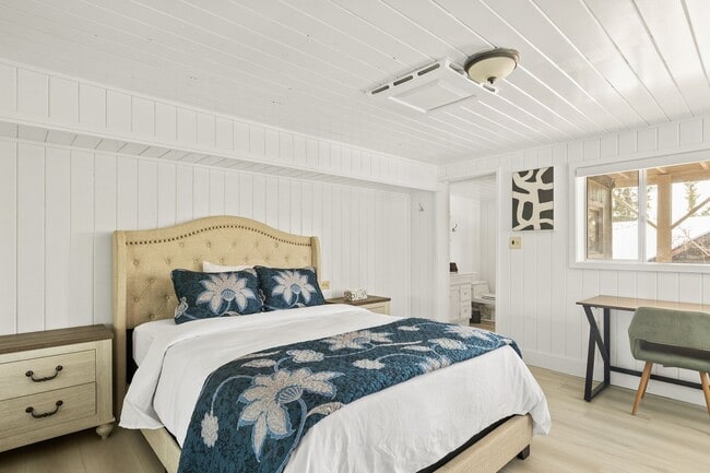 Building Photo - Lake-View 4BR Cabin with Dual Decks in Faw...