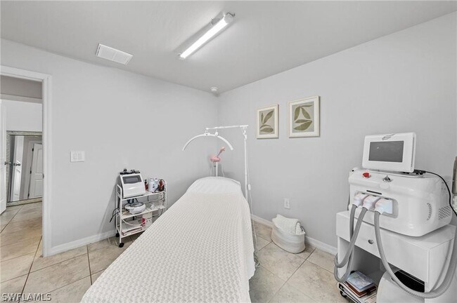 Building Photo - 1013 NE 15th St