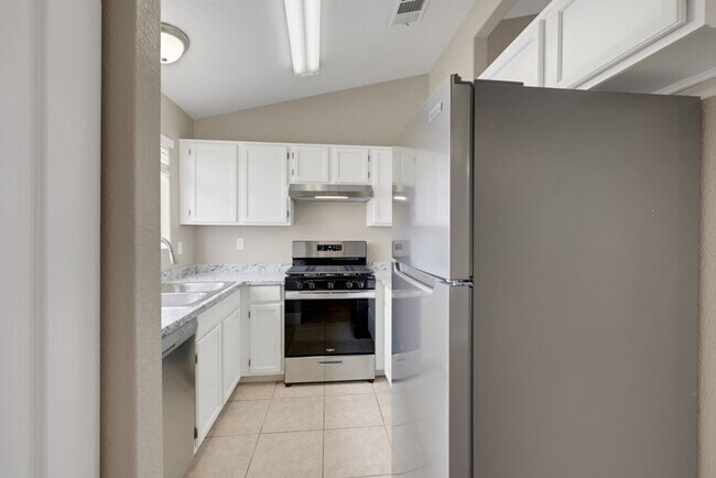 Building Photo - 2 bedroom condo in Henderson