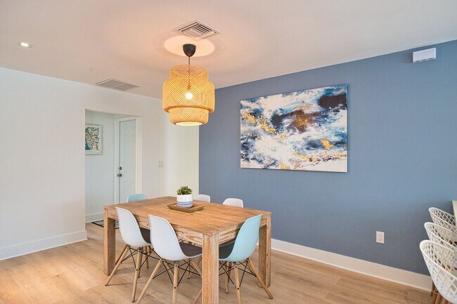 Building Photo - Seasonal Venice Island Pool Home half block from Golden Beach deeded access to the Gulf!