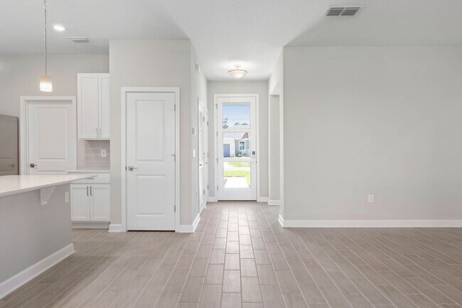 Building Photo - 5493 Cillette Ave