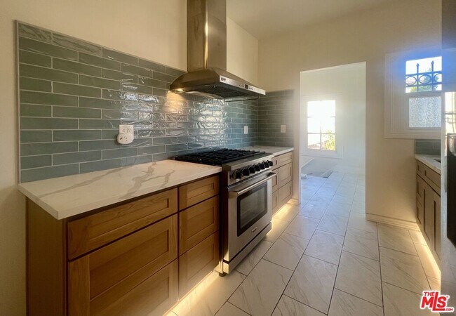 Building Photo - 456 S Wilton Pl