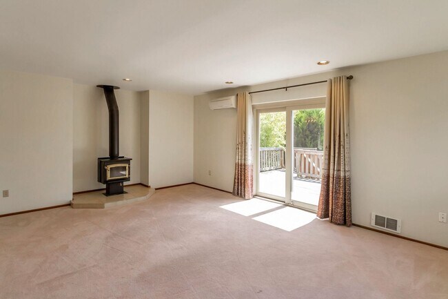Building Photo - Sun-filled 3-bedroom, 3-bathroom single-fa...