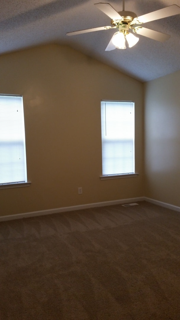 Building Photo - MOVE IN TODAY!  Large 4 bed 2 bath with bo...