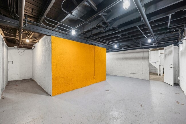 Building Photo - 233 Llewellyn Ave