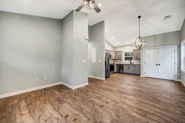 Building Photo - 629 Prescott Ave