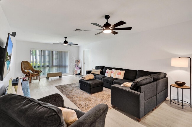 Building Photo - 4840 Greentree Ln