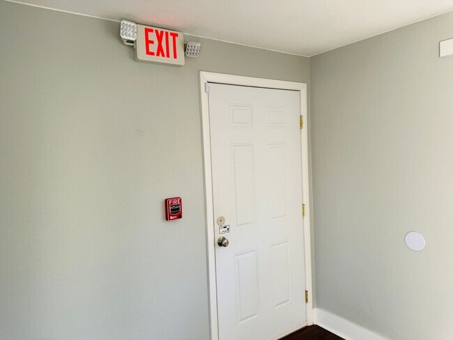 Building Photo - West End Location, Perfect for Daycare Center or Group Home