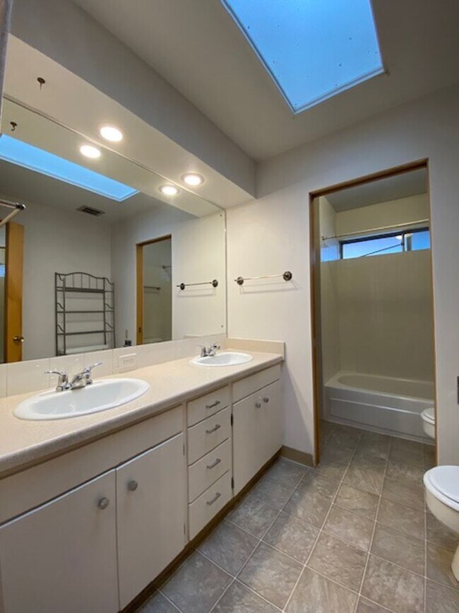 Building Photo - 1151