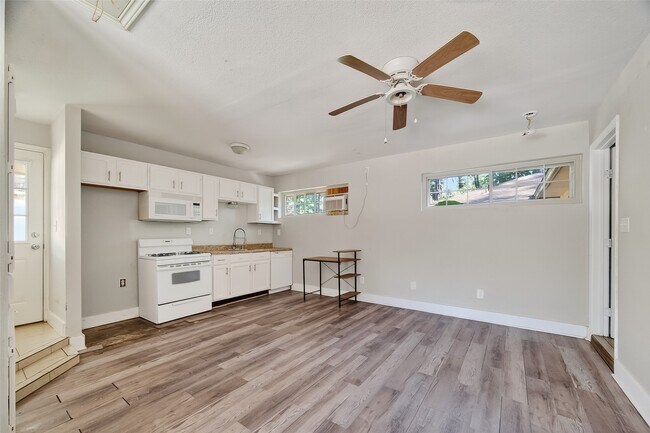 Building Photo - 1810 Indian Shores Rd