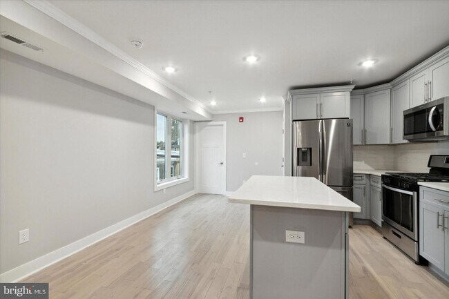 Building Photo - 5039 Pine St