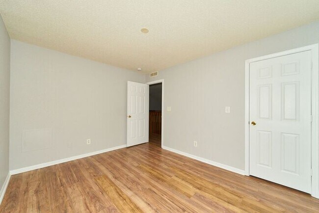 Building Photo - Sweet 3 Bedroom 2.5 Bath in Popular Maple Grove Estates