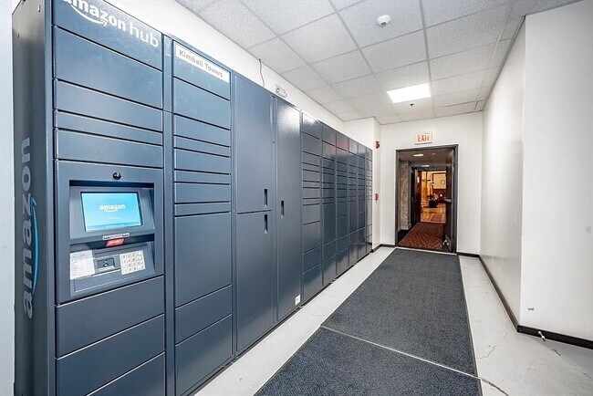 Building Photo - "Chic Urban Living: Spacious 1-Bedroom Oas...