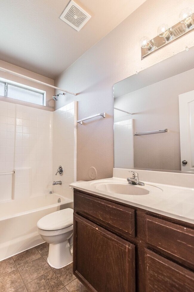 Building Photo - Lovely 3 bedroom 2 bath located in East El Paso!!