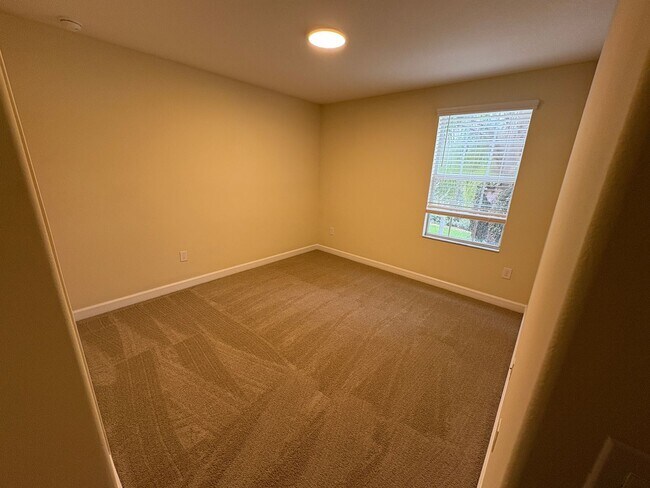 Building Photo - 6 BEDROOM + LOFT, 3 BATH HOME INDEPENDENCE...