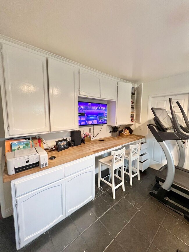 Building Photo - Spacious Remodeled Home Near El Dorado Park
