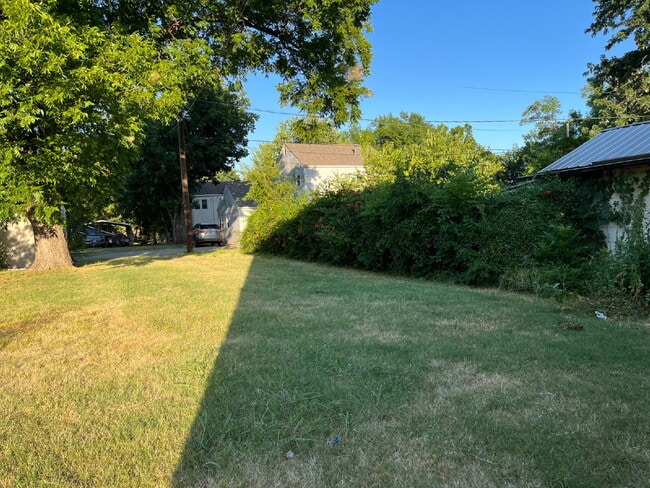 Building Photo - 2 Bedroom for Lease