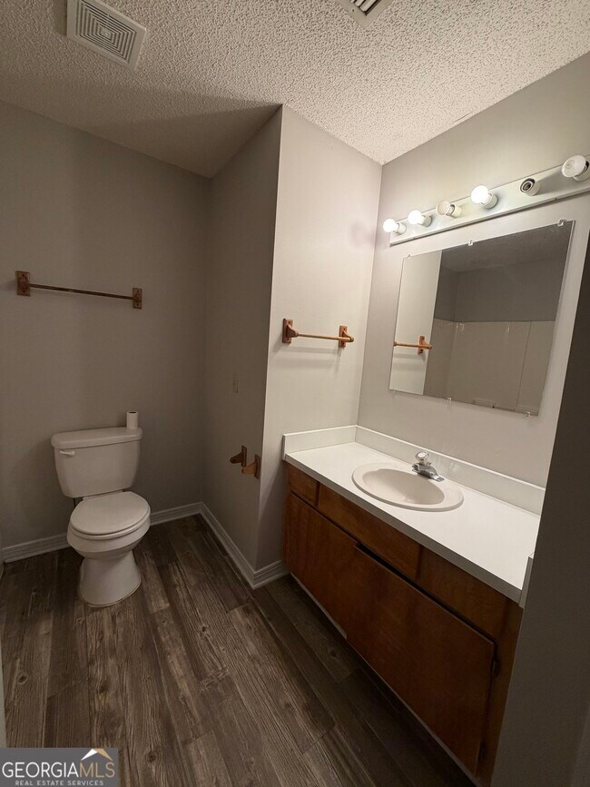 Building Photo - 302 Admiral's Walk Dr