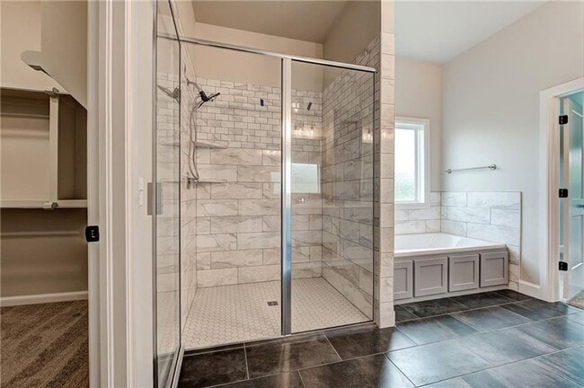 Building Photo - **Stunning 4 Bed, 4 Bath in Edmond Schools