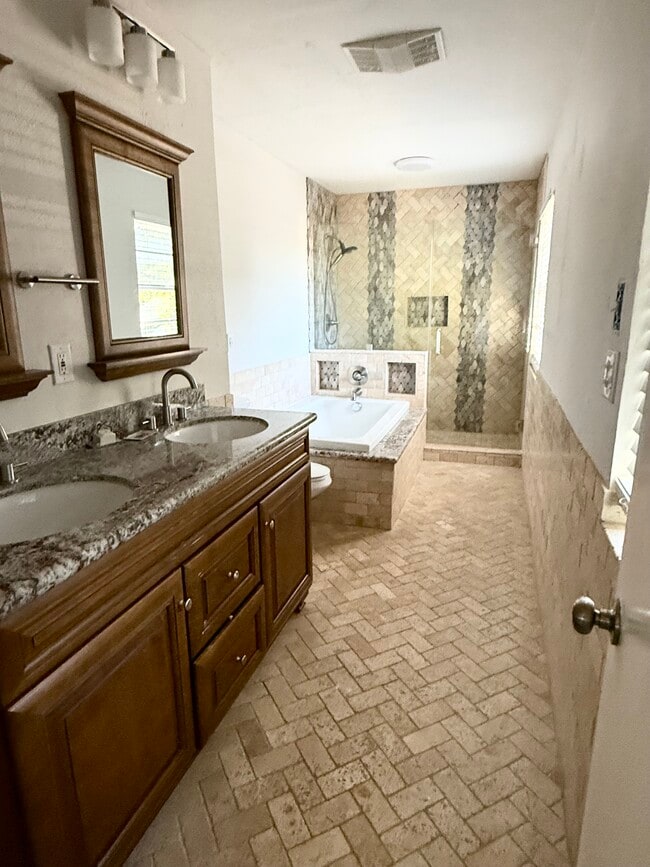 Building Photo - 6718 Cypress Lake Dr