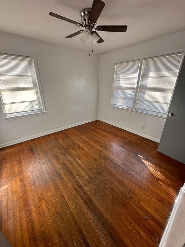 Building Photo - 3 bedroom 1 bath house with a large back yard! Available August 2026