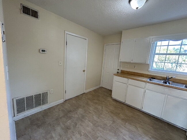 Building Photo - Apartment for Rent